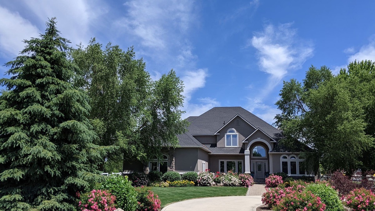 Eagle House | Spacious family home on two acres of beautiful lawn and gardens