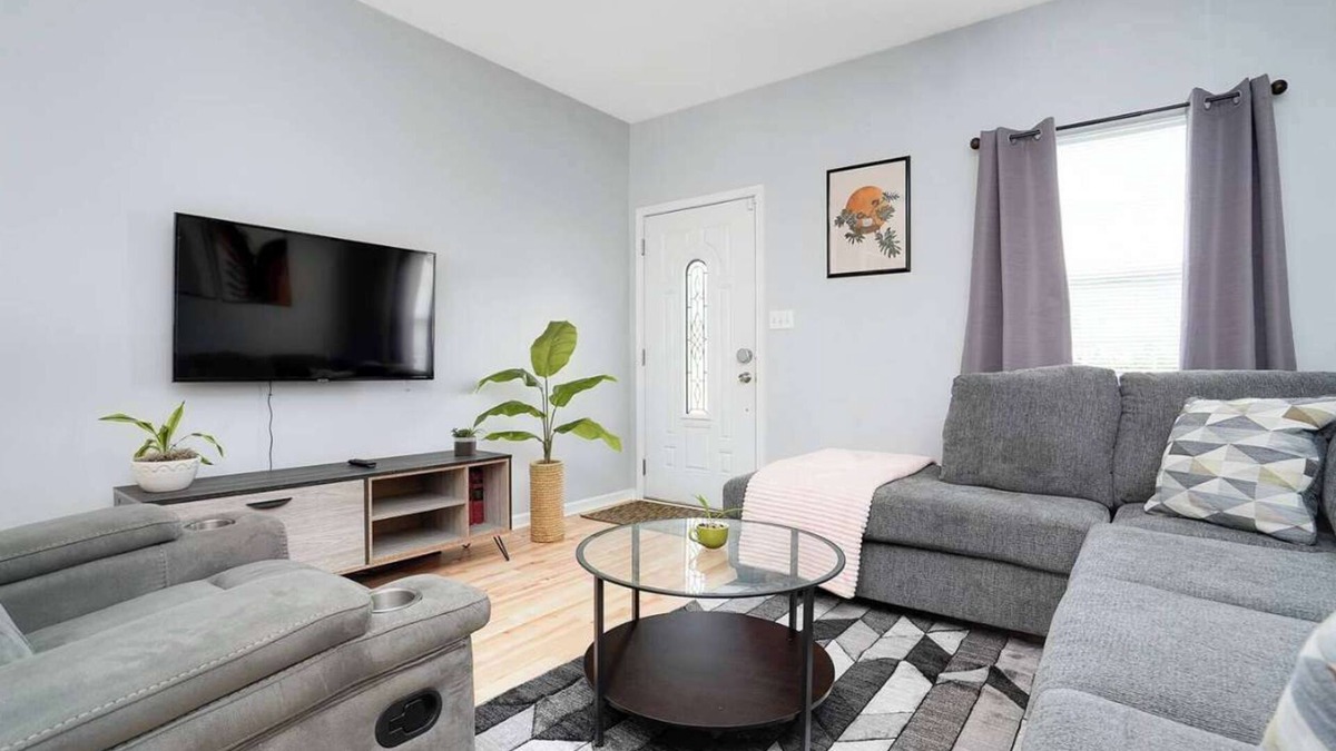 Park Duvalle House | Spacious Family Home | Churchill Downs & Downtown!