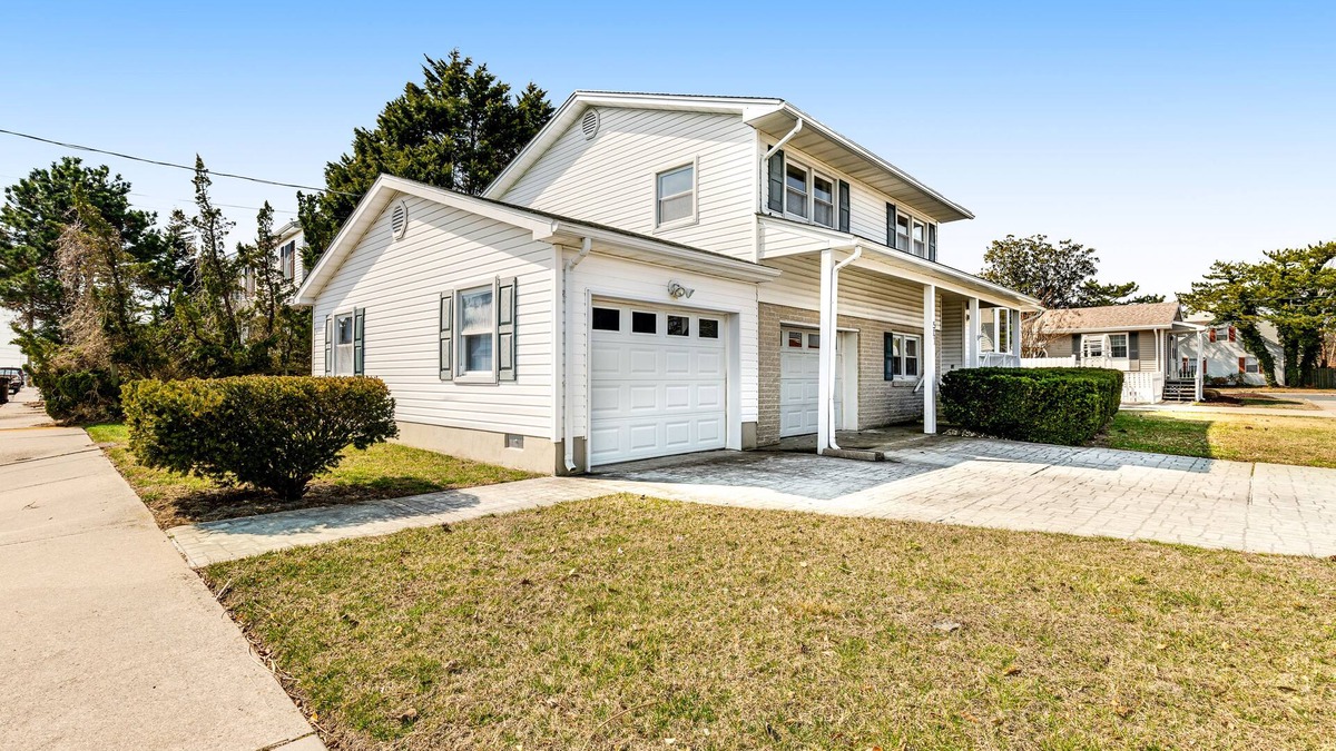 Little Salisbury House | Spacious Family Home with Full Kitchen & Deck - Close to the Beach