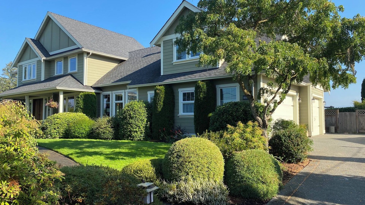 Duncan House | Spacious Family Home with In Ground Pool in the Cowichan Valley