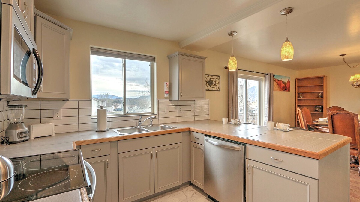 Rifle House | Spacious Family Home with Grill, Dog Friendly & Near Outdoor Recreation!