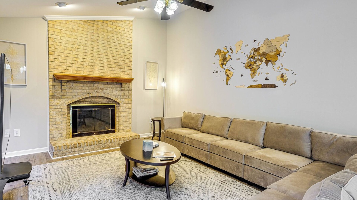 Lake Ridge House | Spacious Family Retreat Near DC: Ideal For Groups!