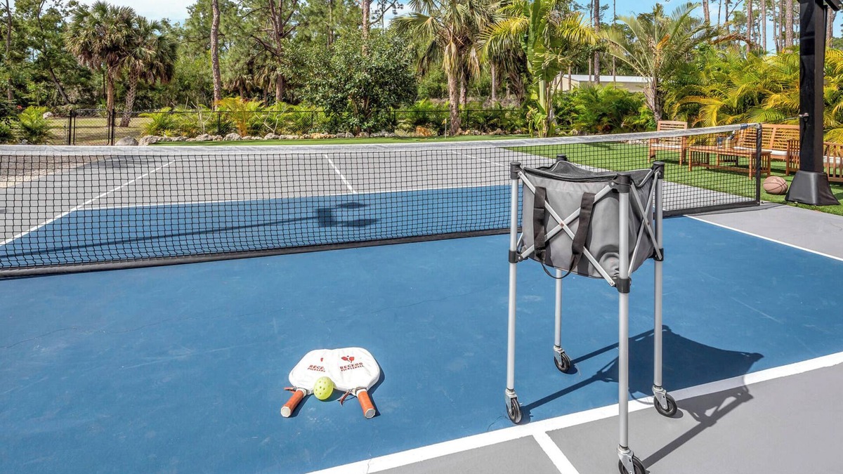 Oakes Estates House | Spacious Family Retreat with Pool Gym Sauna Pickleball and Guest Suite SLEEPS 16