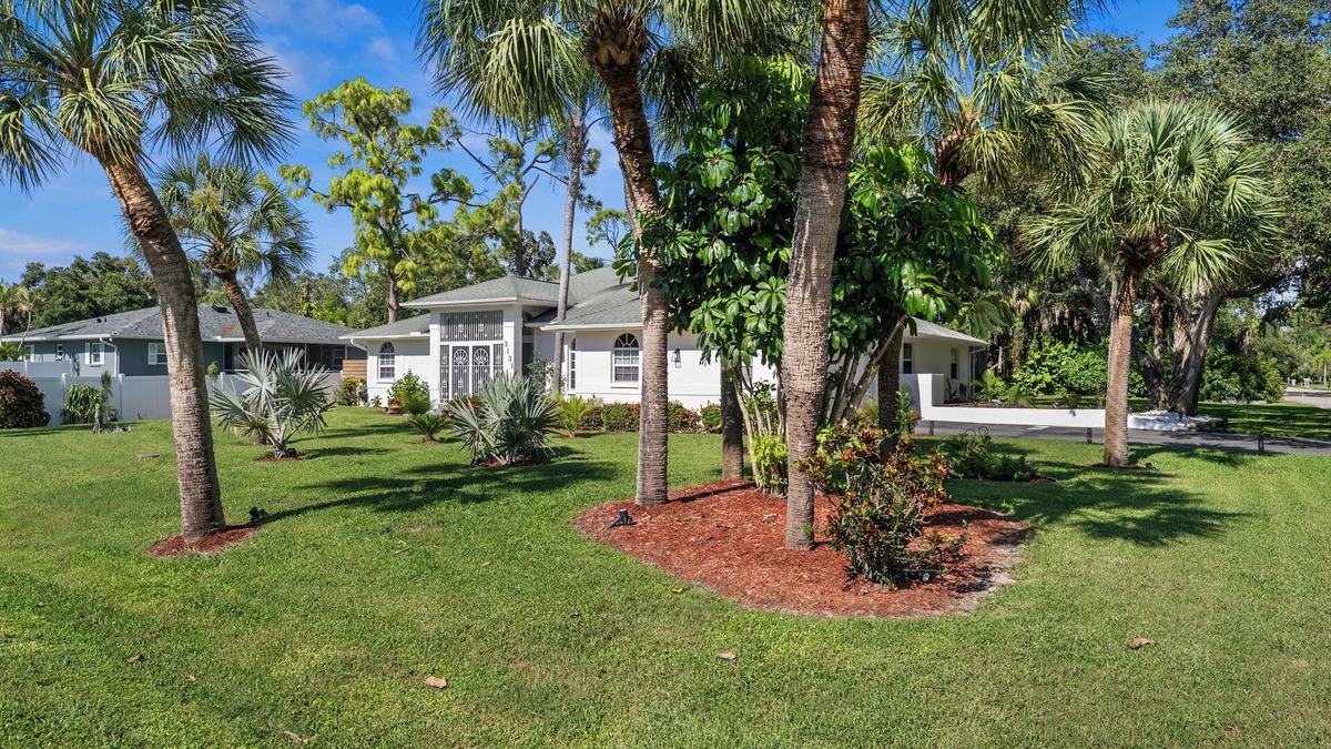 South Venice House | Spacious Family Retreat with Private Pool, Volleyball, and close to the Beach!