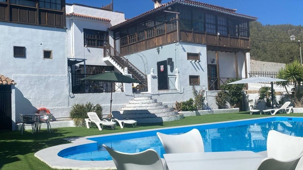 Vilaflor Apartment | Spacious Family room that can accommodate up to 2 adults and 1 child. En-suite bathroom with shower. There is a king size bed and a single bed if required. The room has views of the village square.