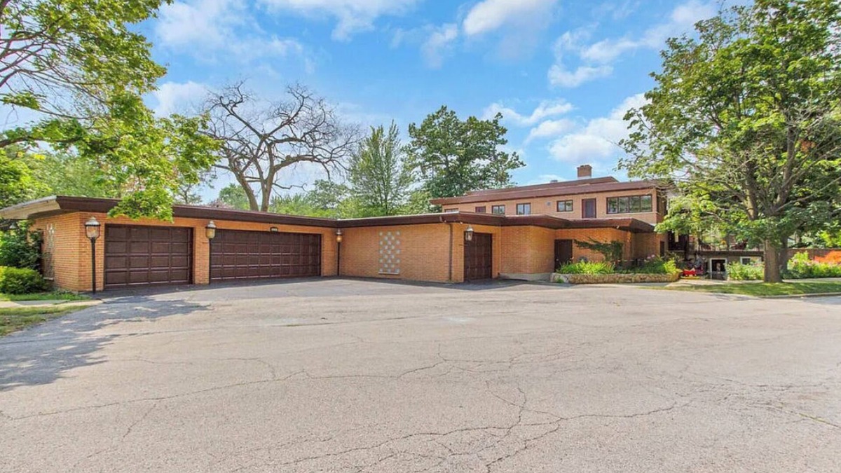 Edgebrook House | Spacious family size home with indoor pool