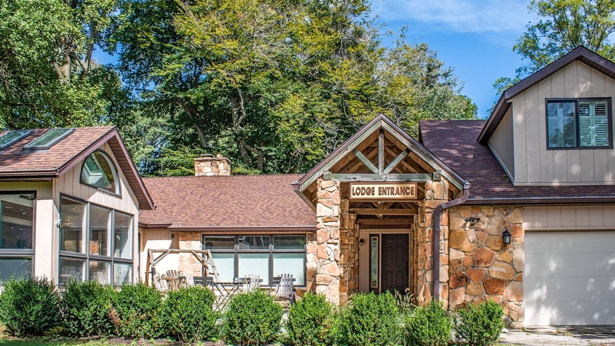 Union Pier House | Spacious Family Villa Near Beaches with Private Pool, WiFi, Firepit & Central AC