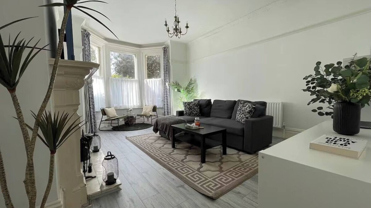 Northampton Apartment | Spacious Flat | Sleeps 7, Pet-Friendly + Parking