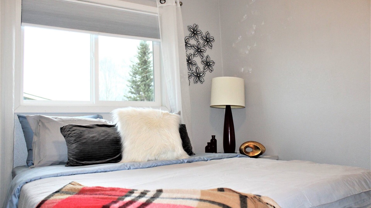 Northeast Anchorage Condo | Spacious Flat with Cozy Environment/sleeps 6