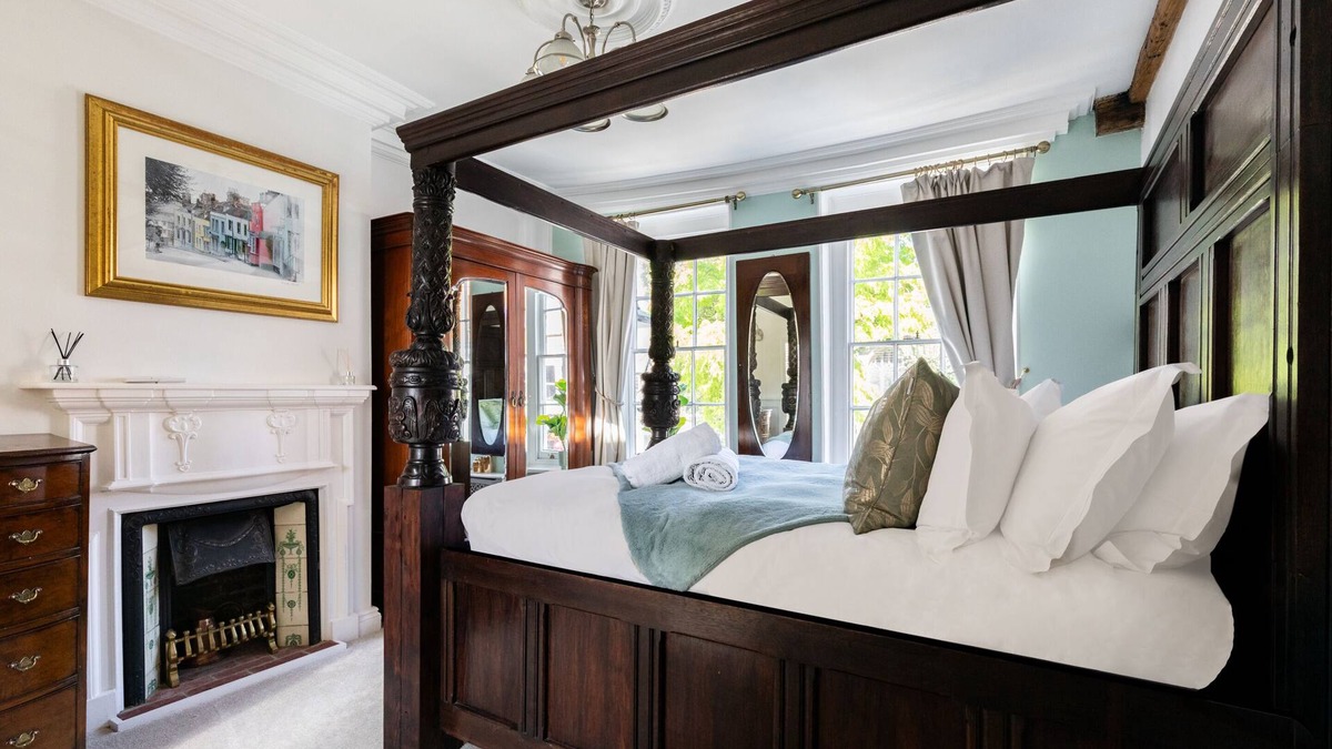 Heybridge Apartment | Spacious Four Poster Suite - The Henry Suite