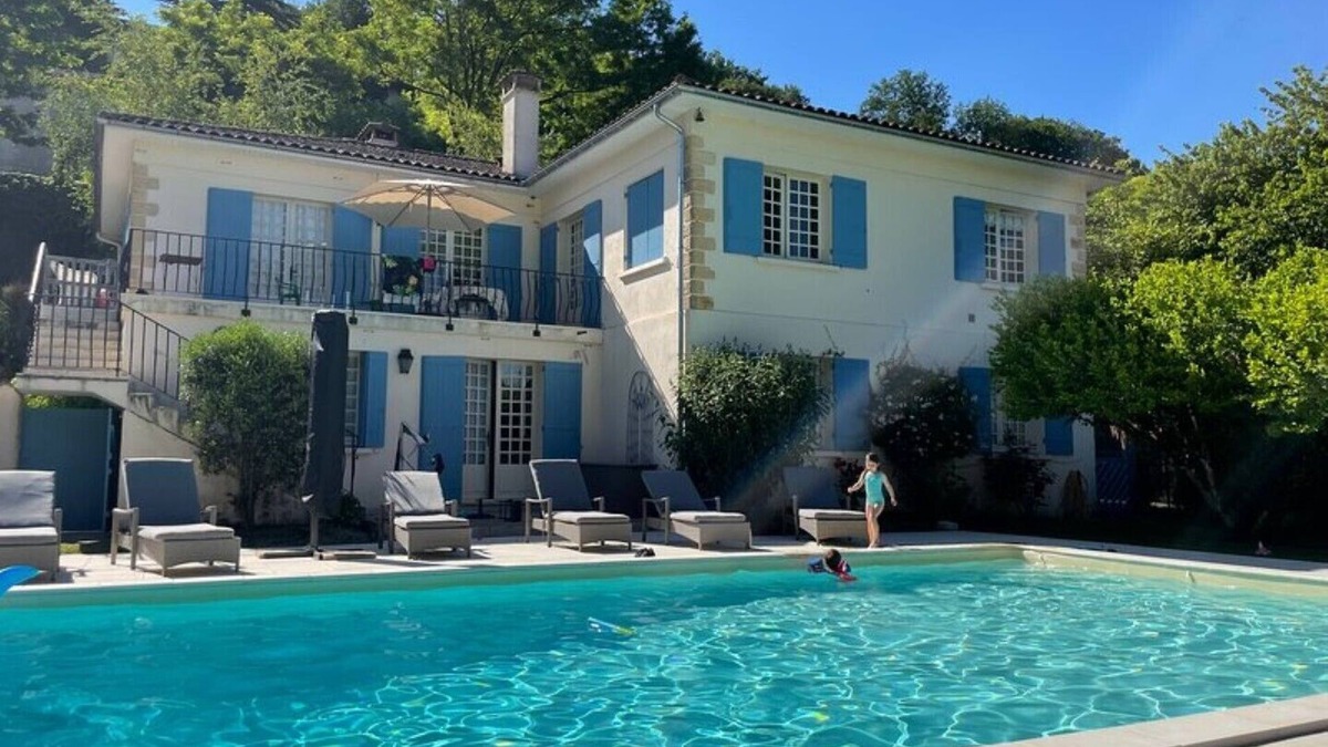 Aubeterre-sur-Dronne Villa | Spacious family villa with large heated pool & sundowner deck in pretty village
