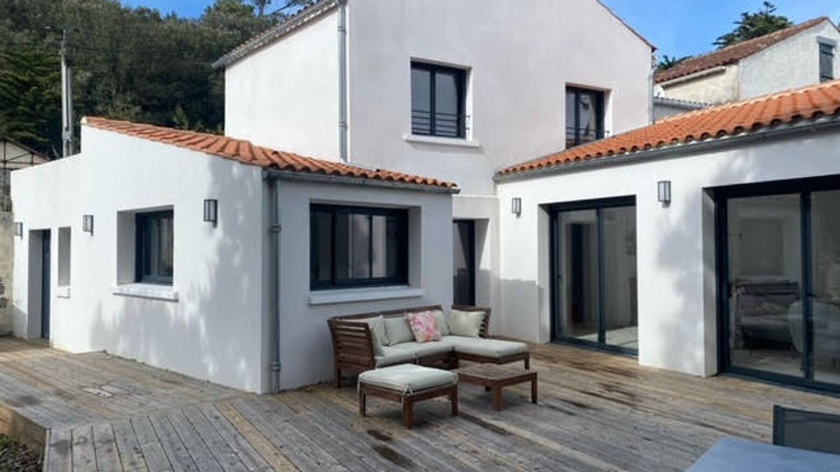 Domino House | Spacious New Villa for 8 with Terrace, 800m from Beach