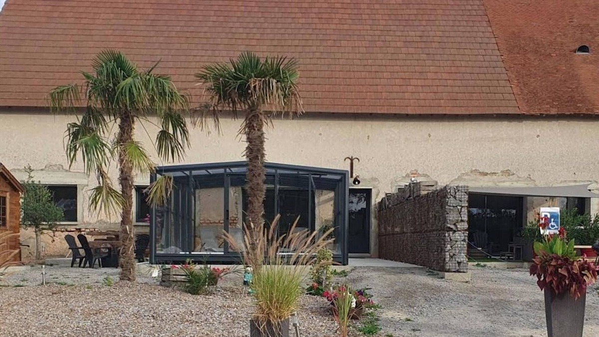 Couzon Cottage | Spacious Gîte with Heated Pool & Spa, Ideal for Groups and Families