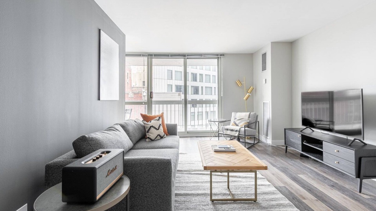 Rush and Division Apartment | Spacious Gold Coast 1BR, w/W/D, Gym nr Magnificent Mile by Blueground