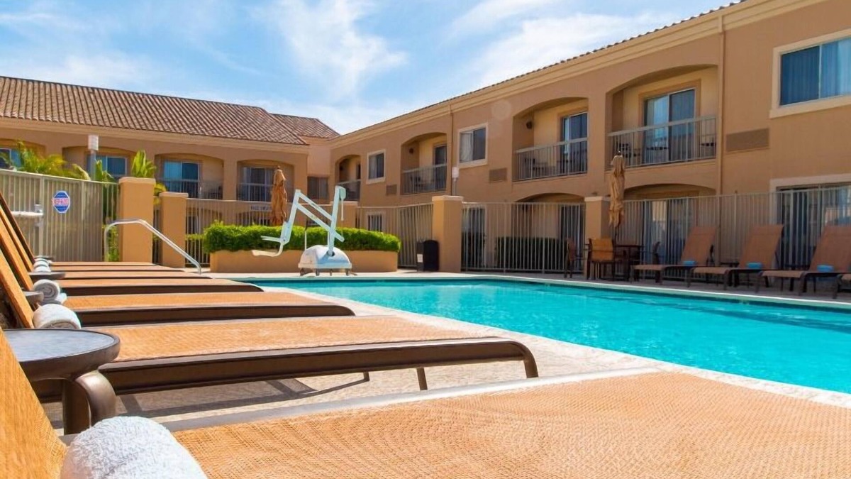 Camarillo Hotel | Spacious Good-Value Accommodation! 4 Relaxing Units, Near Pleasant Valley Fields
