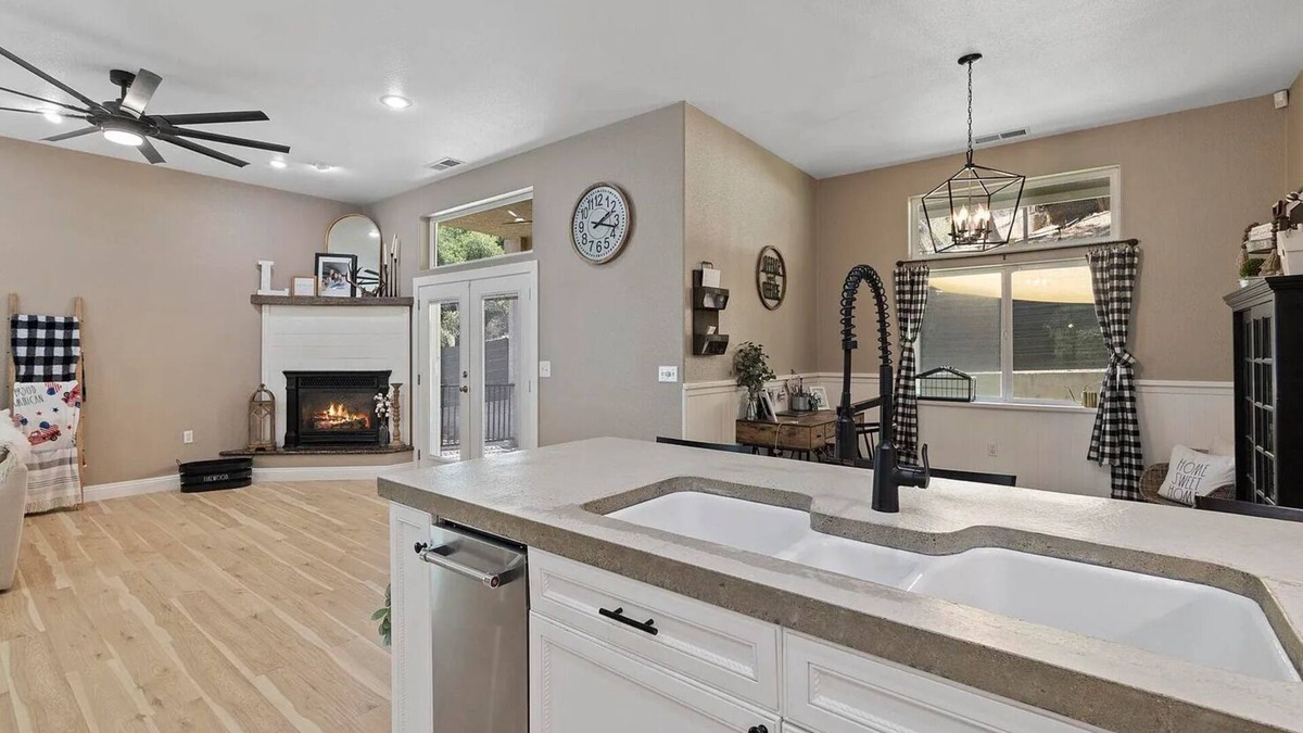 Sonora House | Spacious-Gourmet Kitchen-Sauna-Luxe King Bed-Nespresso-Ping Pong-Arcade