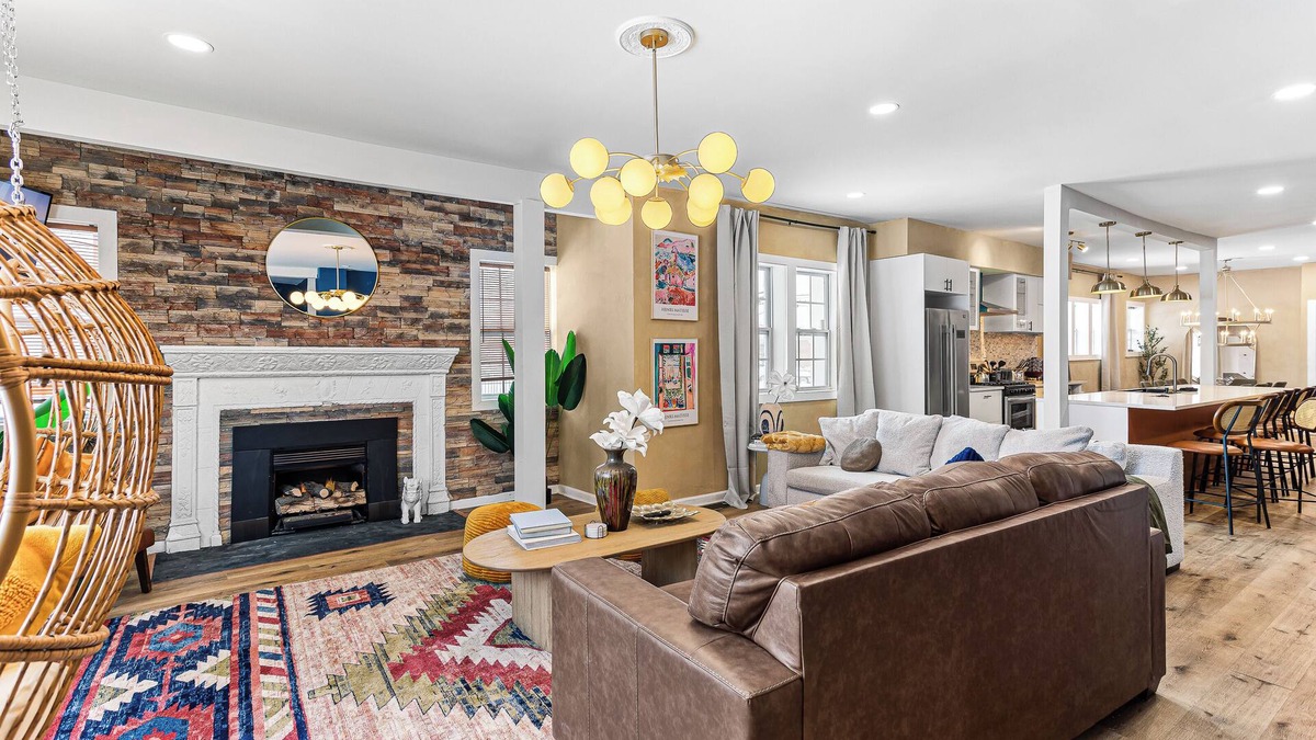 Detroit House | Spacious group resort- hot tub, game room, 10 mins to downtown- family perfect!