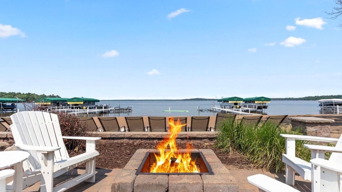 Nisswa Condo | Spacious Gull Lake Beach Condo, Lake Access and Fire pit