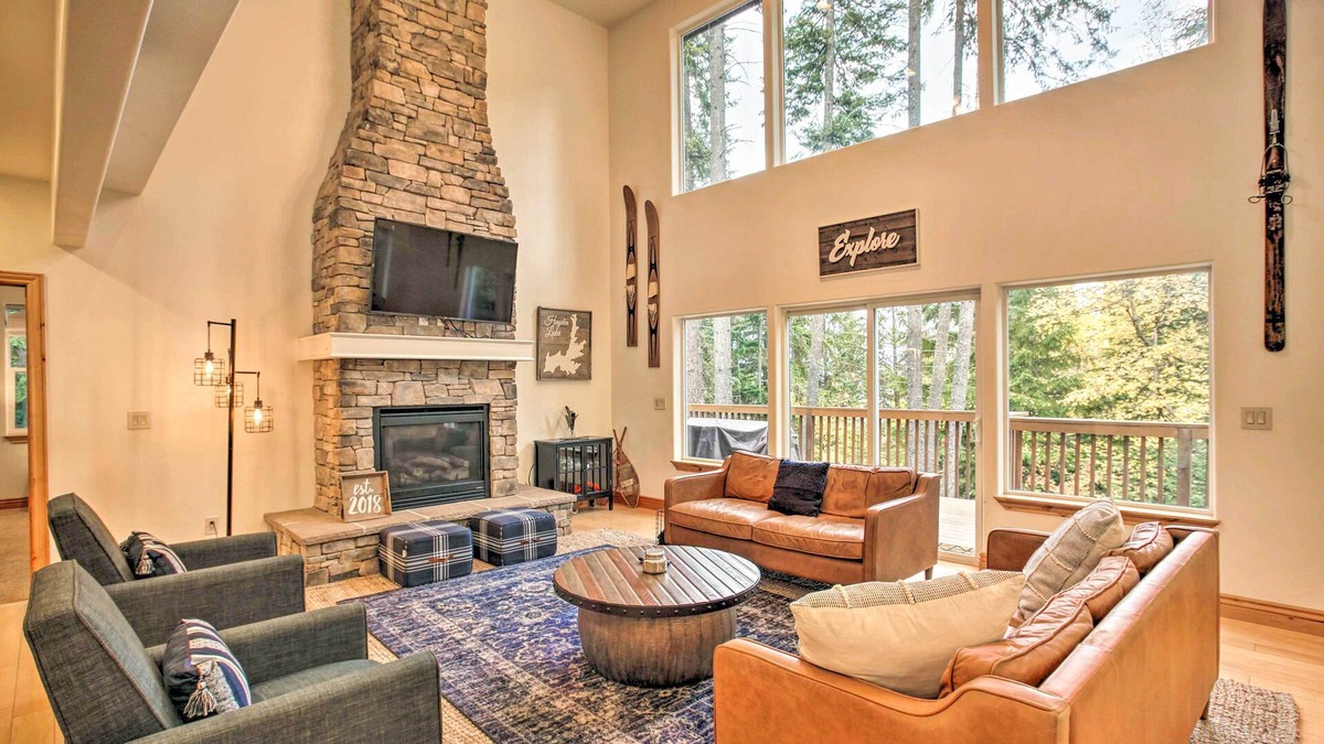 Clarksville House | Spacious Hayden Lake House - 3 Minutes to Marina!