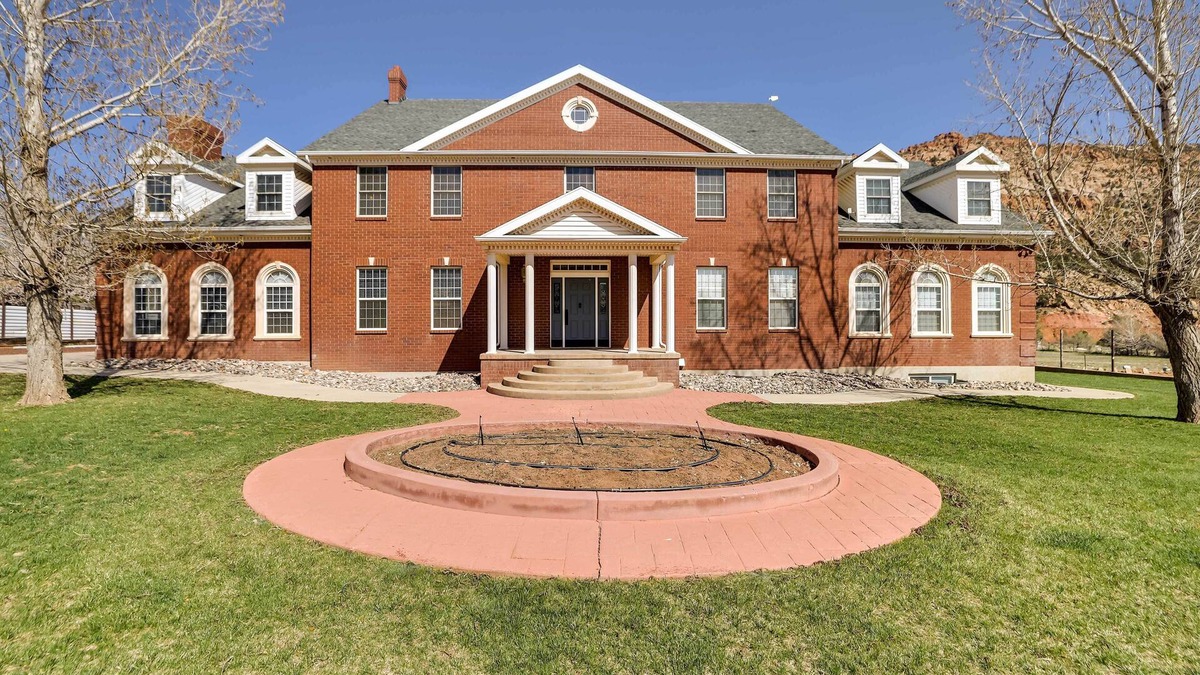 Hildale House | Spacious Hildale House w/Large Deck!