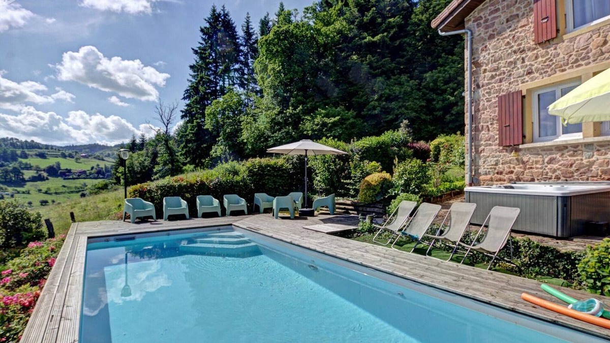 Belmont-de-la-Loire Cottage | Spacious House with Pool, Spa, and Garden – Perfect for Families