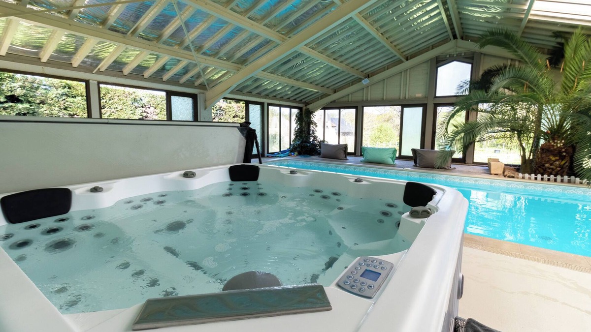 Cherveix-Cubas Villa | Spacious holiday home with indoor pool, jacuzzi and sauna in Cherveix-Cubas