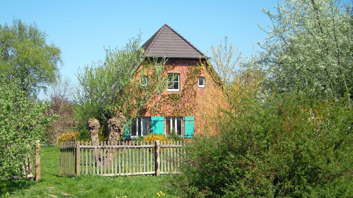 Mallentin House | Spacious holiday home with a large garden and swimming pond