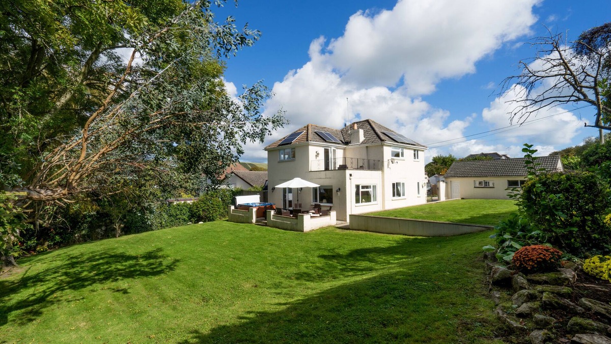 Isle of Purbeck House | Spacious Holiday Home with Hot Tub & Large Garden
