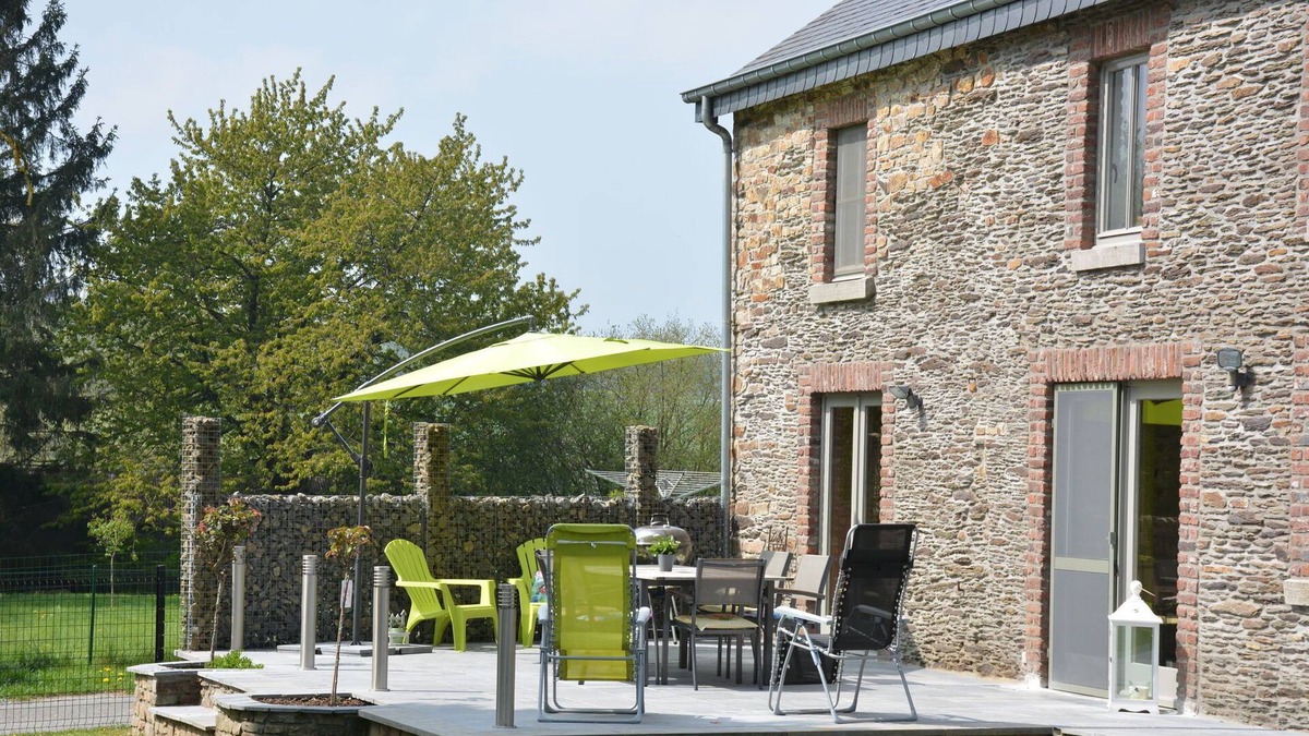 Champlon House | Spacious holiday home in Champlon with garden
