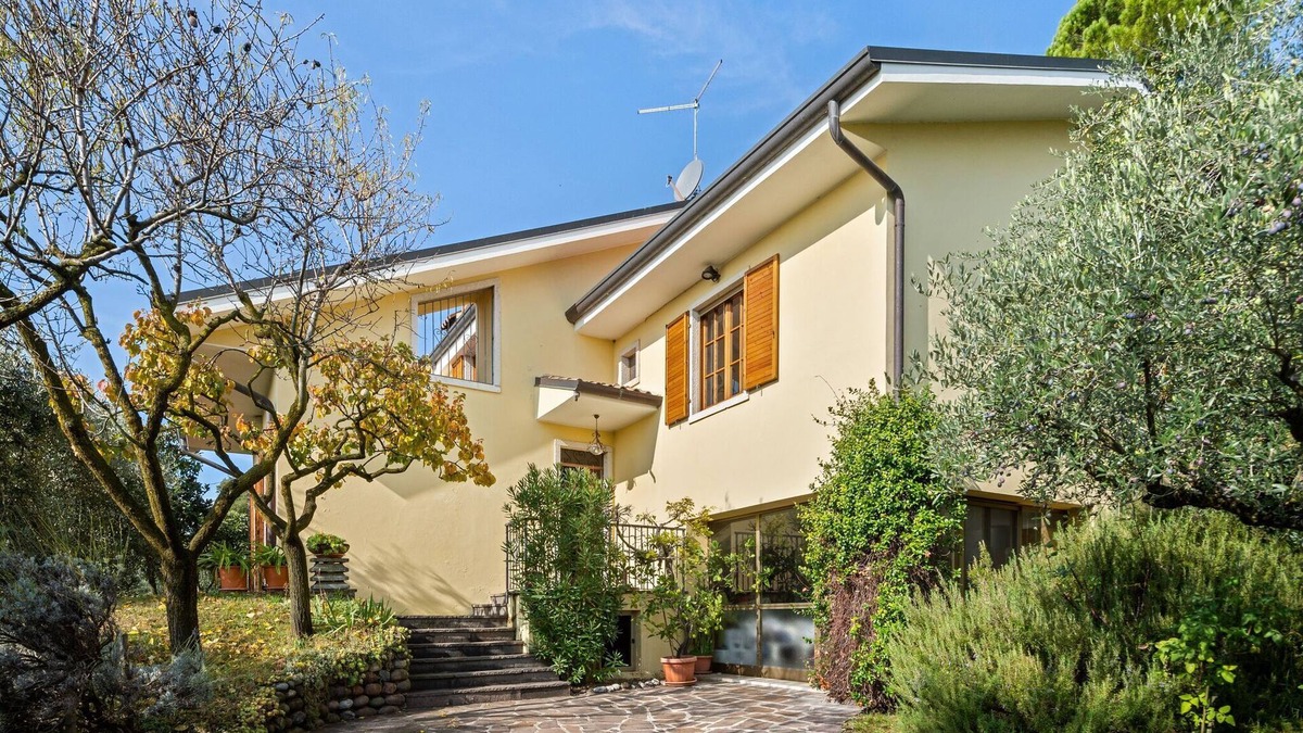 Costermano House | Spacious Holiday Home in Marciaga with Garden
