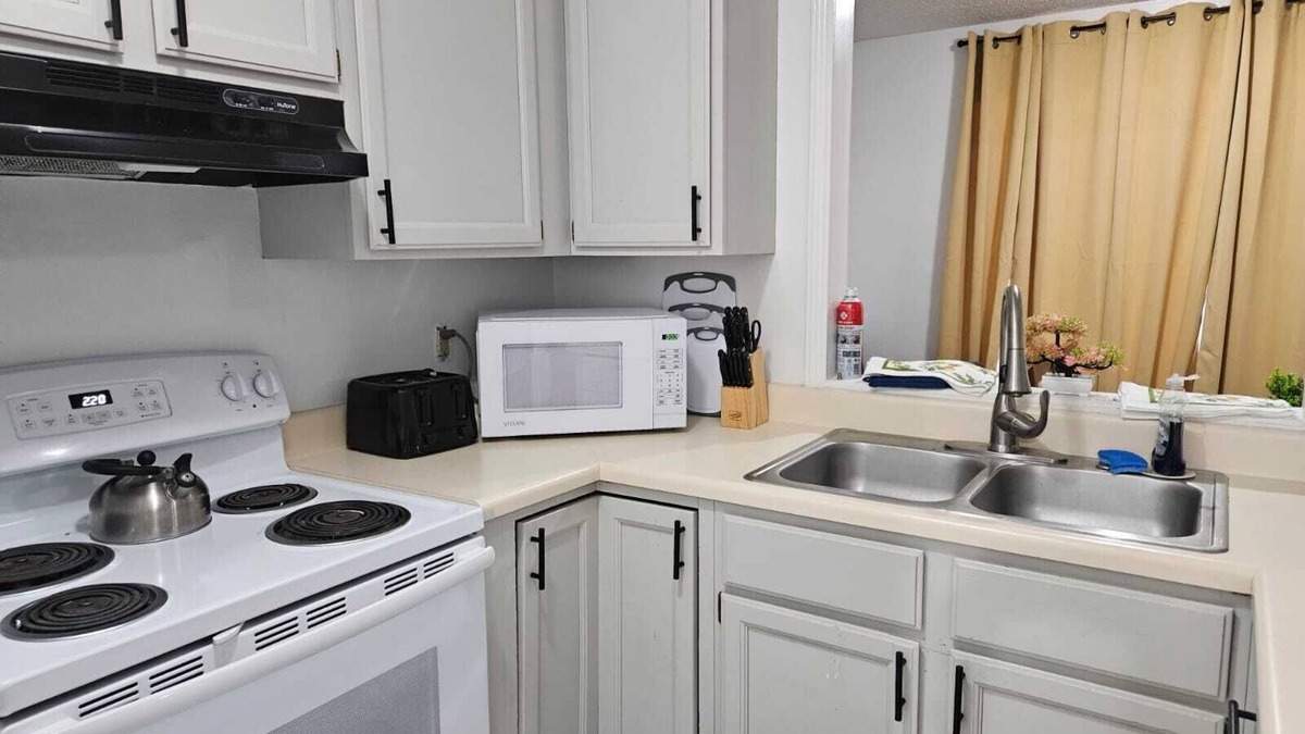 Ellendale House | Spacious home away from home near Bartlett and Downtown Memphis