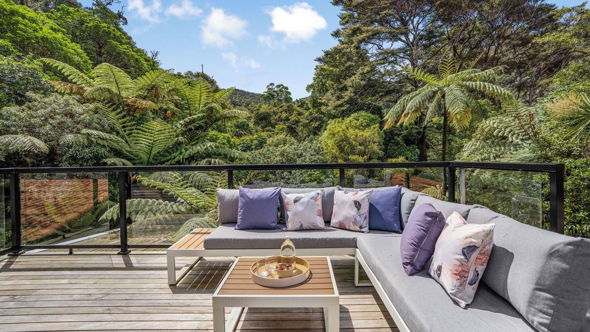 Lowry Bay Villa | Spacious Home for 6-8 great for Families & Friends, Dog Friendly!