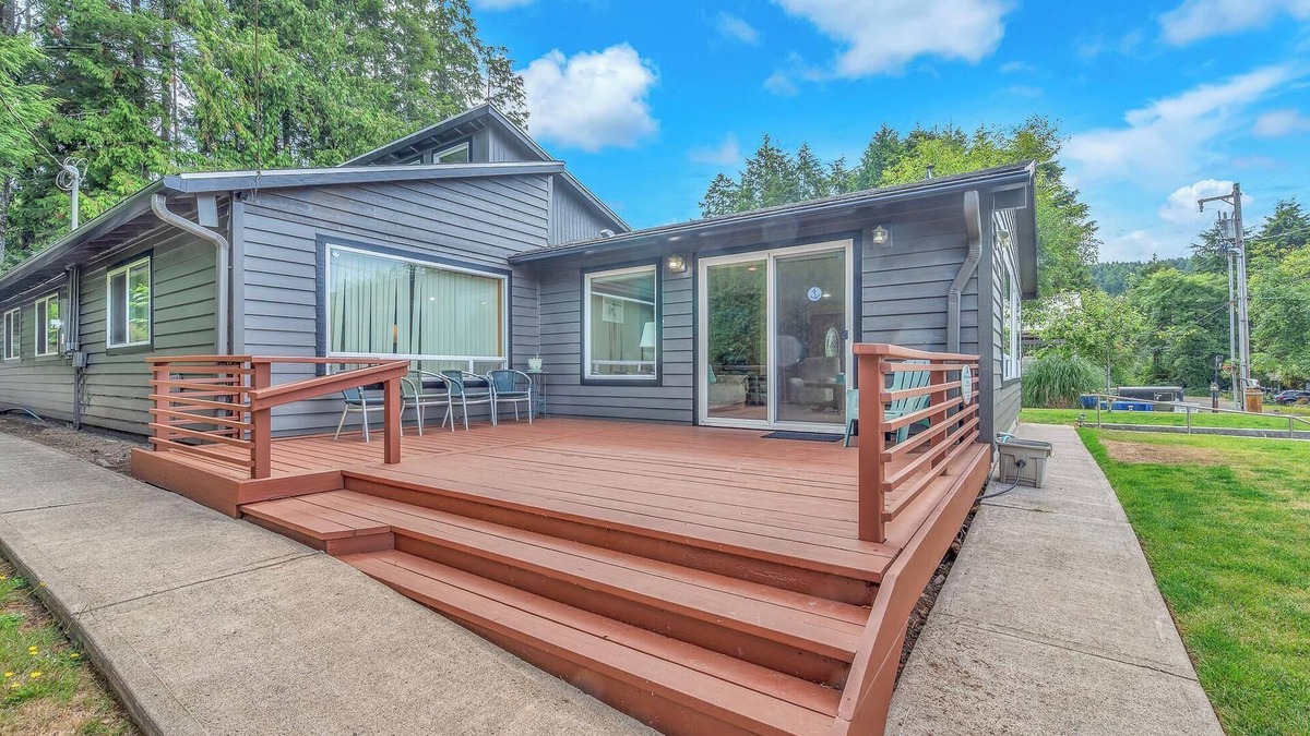 Rockaway Beach House | Spacious Home, Huge Deck with BBQ, and Close to both the Beach and Town