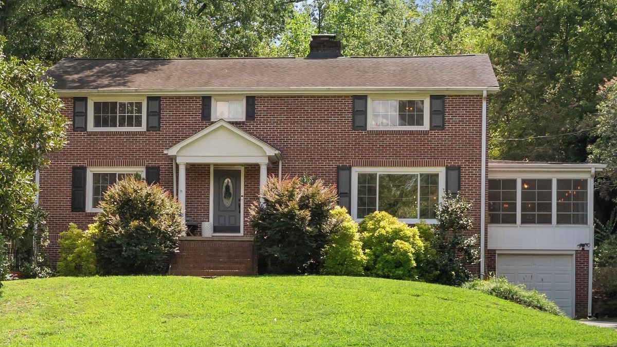 Clemson House | Spacious Home in Downtown Clemson. Walk to Clemson University! Sleeps 10