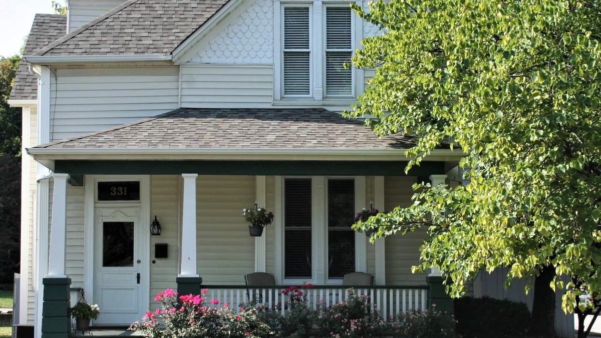 St. Charles Historic District House | Spacious home in Historic St. Charles, Near Main Street + self-serve breakfast