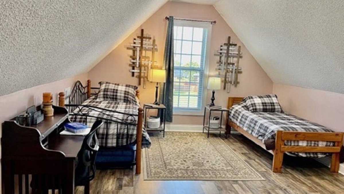 Hartsville House | Spacious Home in Peaceful Neighborhood. Close to Downtown.