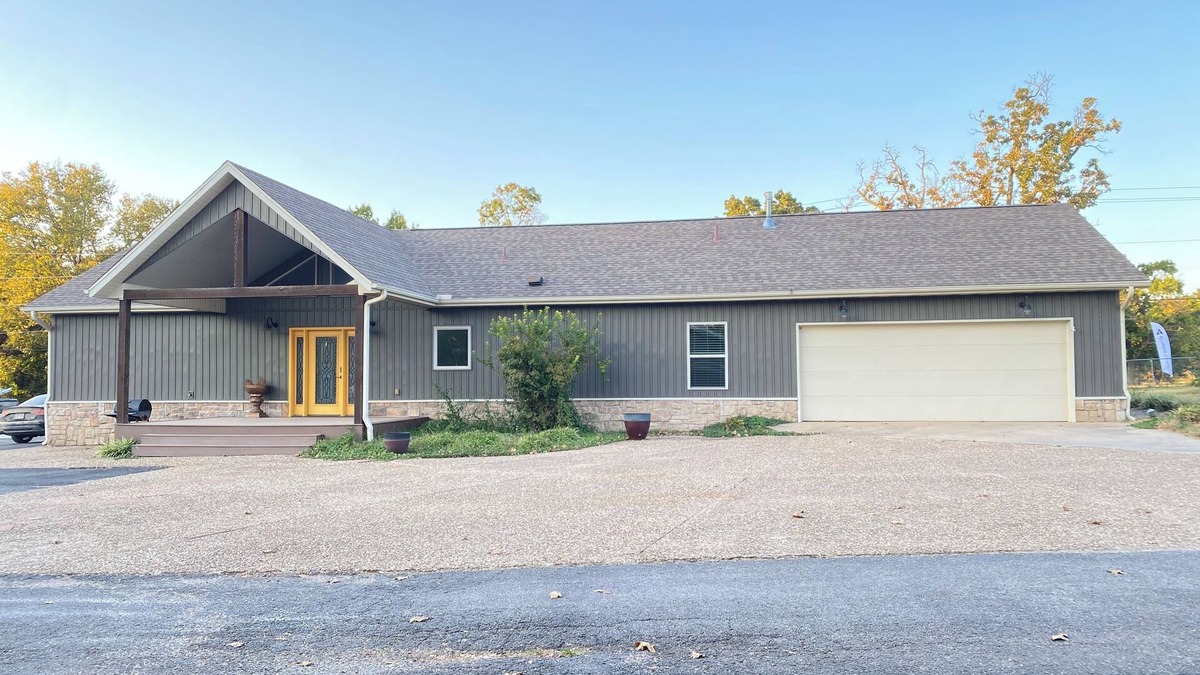 Benton County House | Spacious home Near Shopping,Restaurants Parks, Bike Trails & Jiu-Jitsu Academy