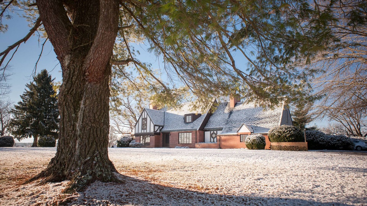 Staunton House | Spacious Home, Private Pool, Tennis Court, Lake, Minutes From Town and Shopping