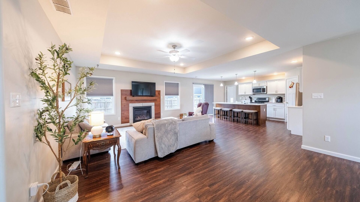 Urbana House | Spacious Home, Sauna, Fire Pit, King Bed, UIUC