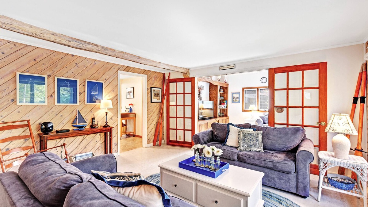 Douglas Cottage | Spacious home under a mile to Douglas Beach Great for families or groups