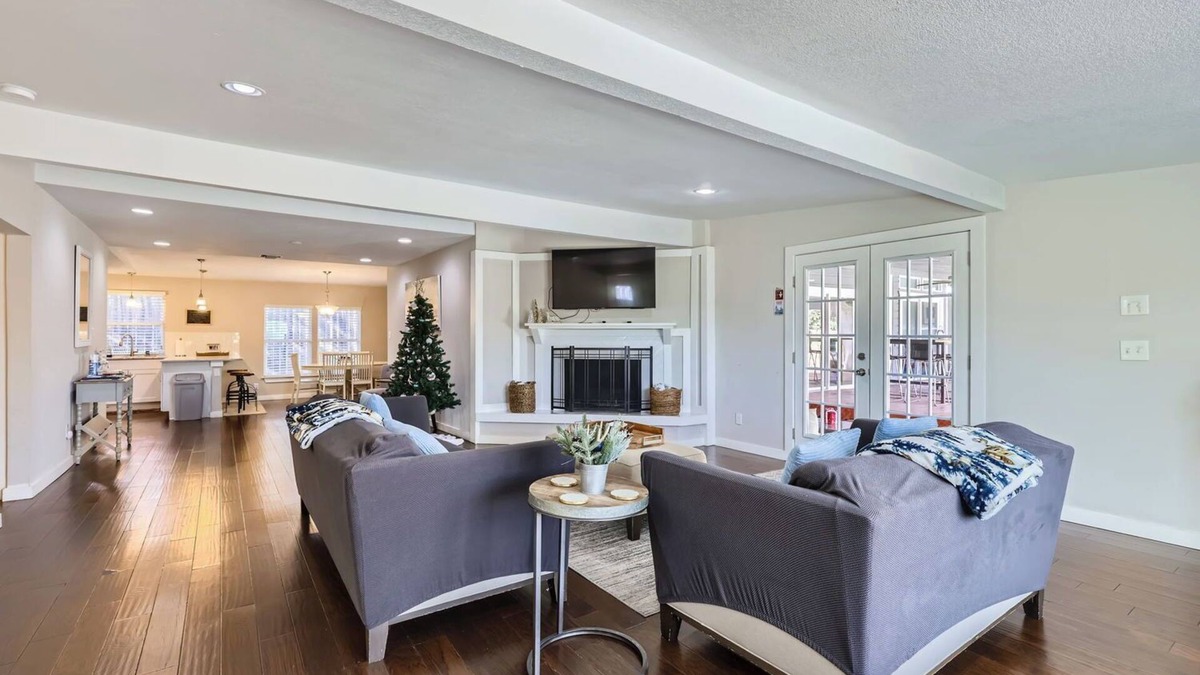 Shearer Hills - Ridgeview House | Spacious Home W/Pool + Game Room/Near Riverwalk & Downtown!