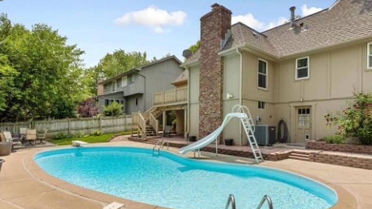 Leawood Southwest House | Spacious Home with Pool Hot Tub and Arcade Games . Great Quiet and Safe Location