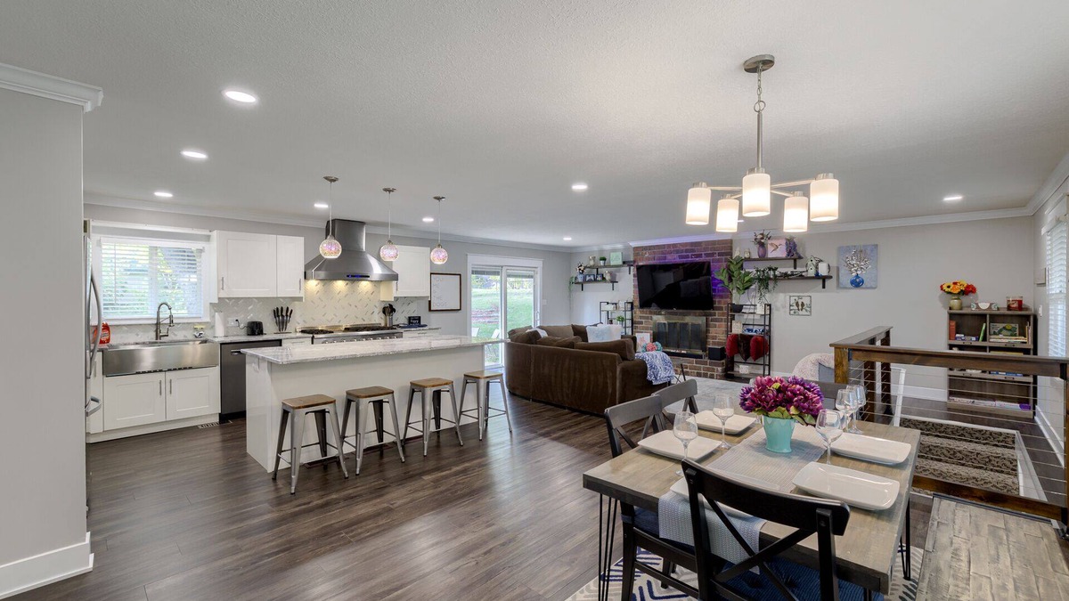 Independence House | Spacious home with King bed - mins to Stadiums