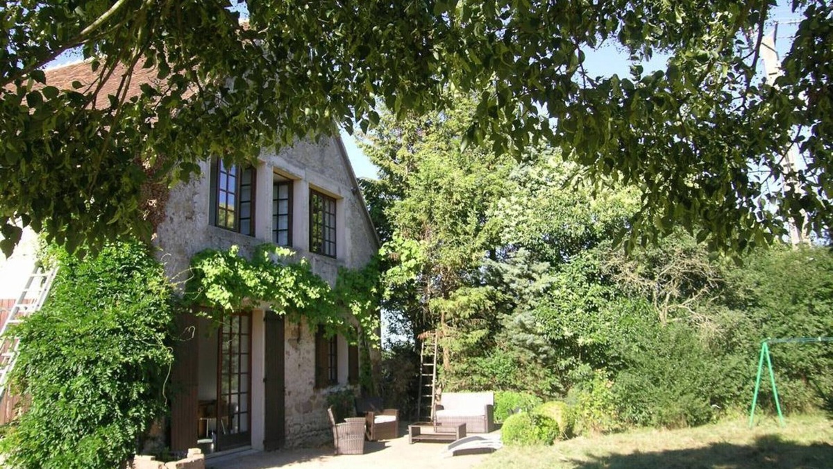 Bressolles Cottage | Spacious house with fireplace and garden in Bressolles