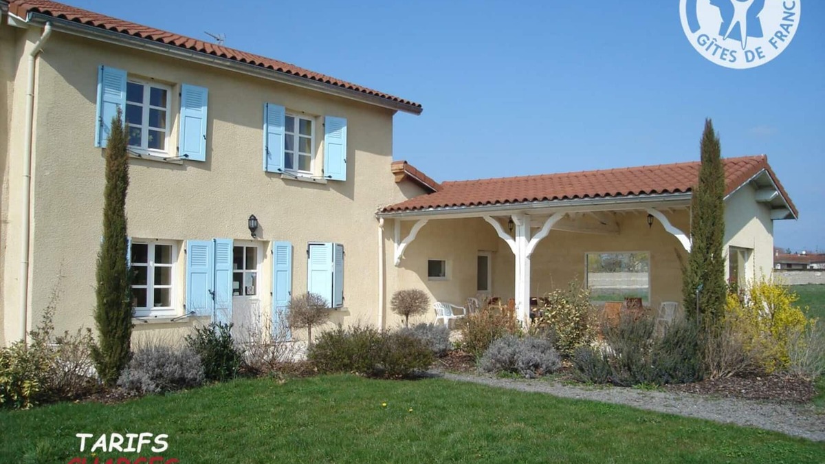 Chalain-le-Comtal Cottage | Spacious house with pool and garden in Chalain-le-Comtal