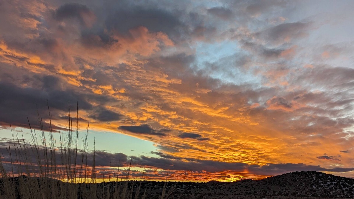 La Cienaga House | Spacious house close to town - views & hiking to high desert behind house
