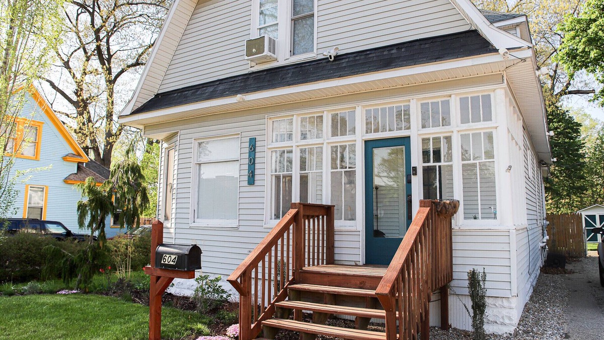 Muskegon House | Spacious House Down town - 5 minutes from festivals