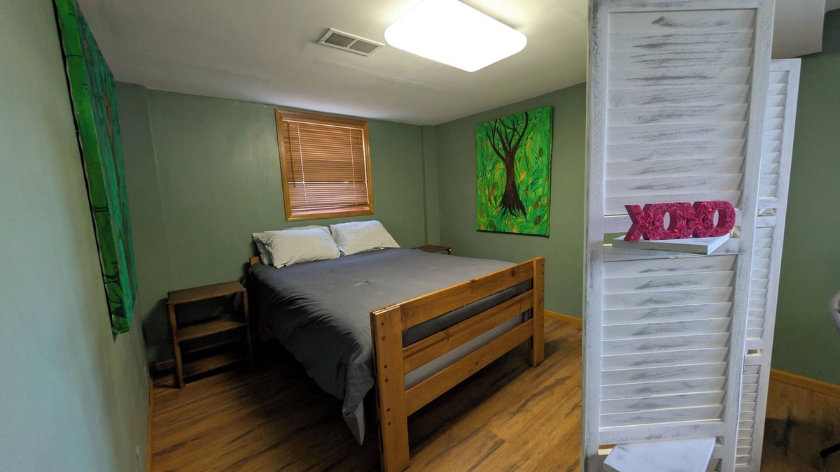 Milan House | Spacious house in Quads-Cities with 2 Living Areas Ideal for Mid-Term Stays