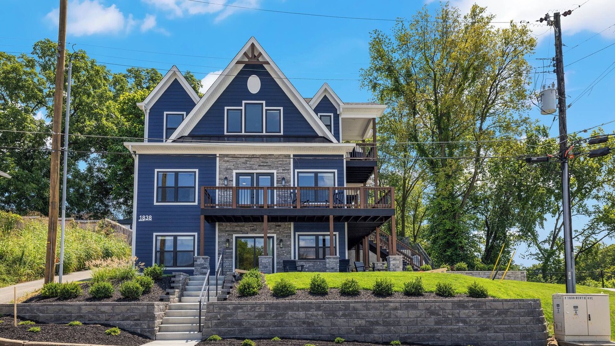 Clifton Heights House | Spacious house next to Mellwood Arts Center; Amazing downtown views! HOT TUB!