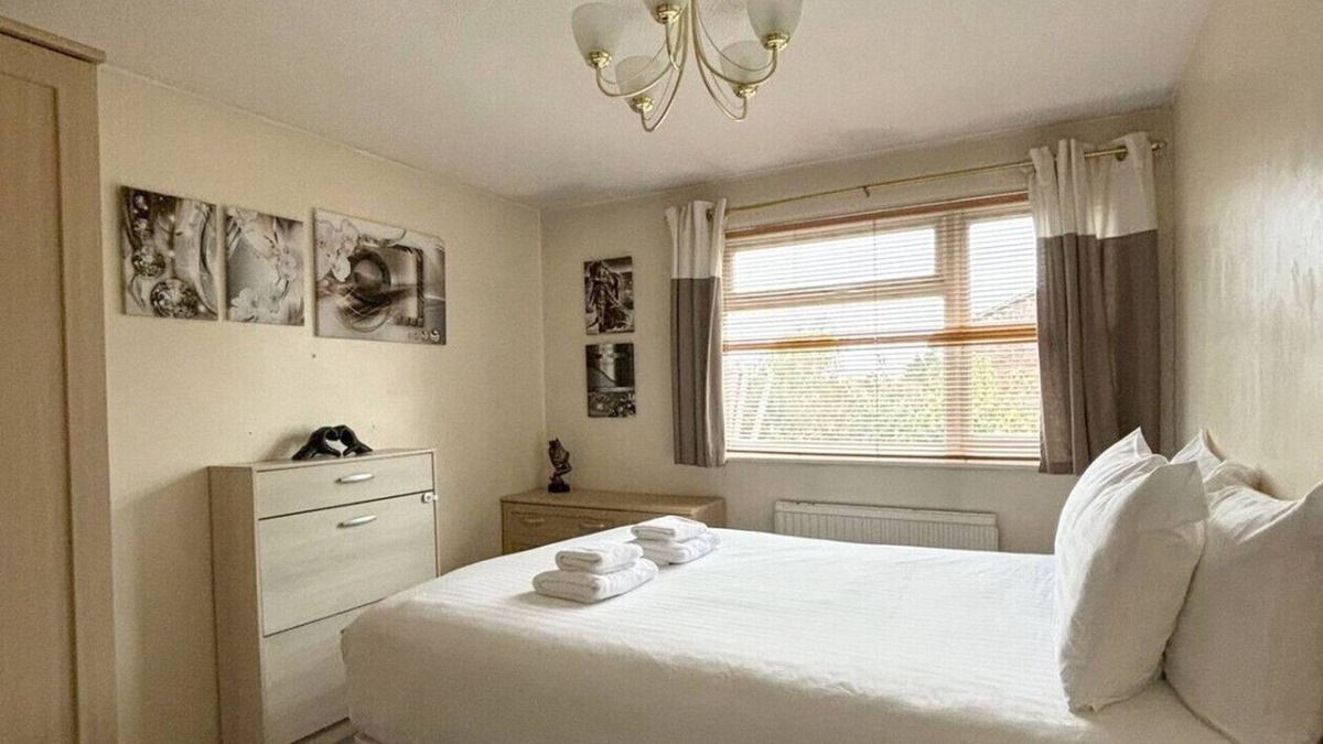 Cambridge House | Spacious House nr Cambridge with Parking & Garden
